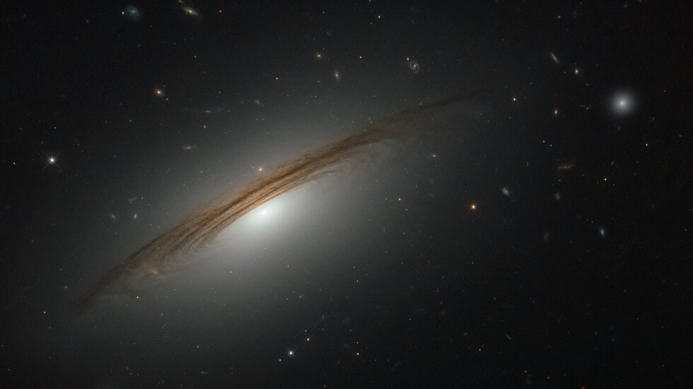 Нова огромна галактика променя разбирането ни за Вселената