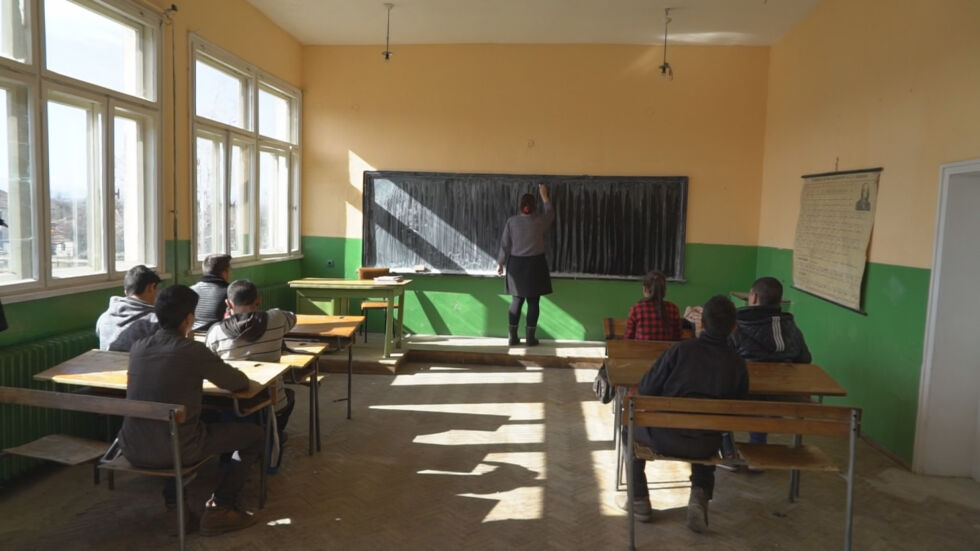 Правителството ще качва на „магистрали на знанието” отпадащите ученици