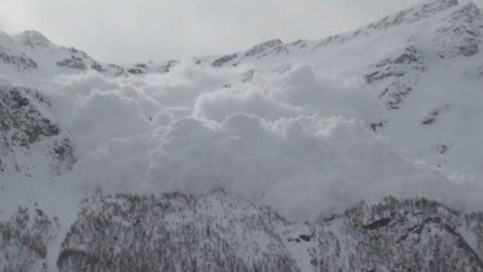 Лавина затрупа скиори в Австрия