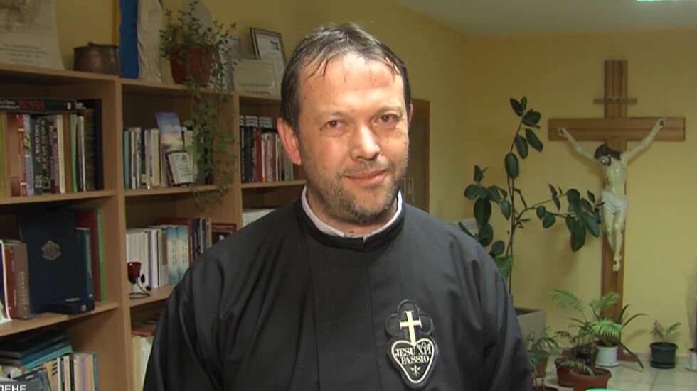 Настоятелят на отец Кортези: Усложнената, точно преди избори, обстановка наложи изтеглянето му