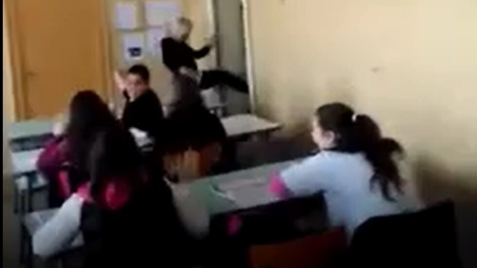 Пореден случай на насилие: Учителка гони дете с ритник през вратата