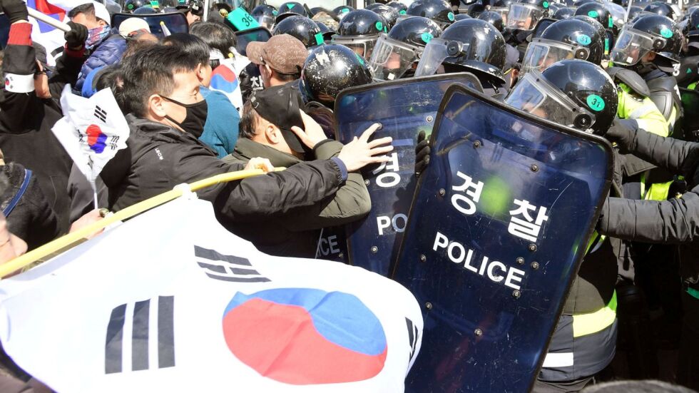 Двама загинаха при протести в подкрепа на отстранения президент на Южна Корея
