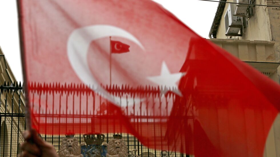 Турско знаме се развя над холандското консулство в Истанбул (ВИДЕО)