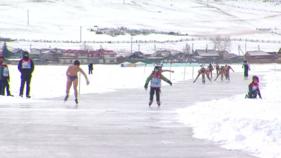 При минус 10: Руснаци по бански се пързаляха по замръзналото езеро Байкал