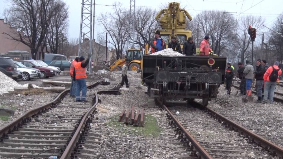 Ударно ремонтират жп линията в Хитрино