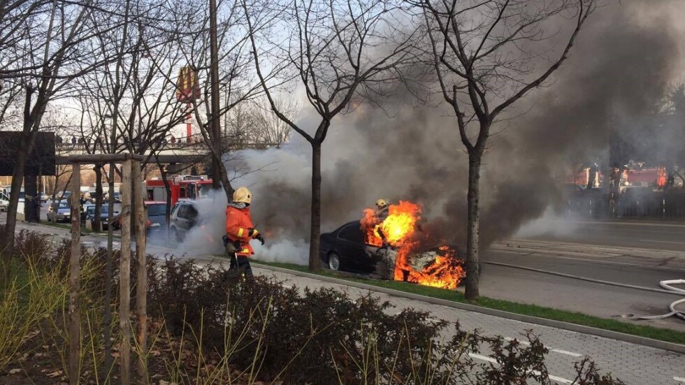 Четири коли изгоряха до Моста на влюбените в София (СНИМКИ И ВИДЕО)