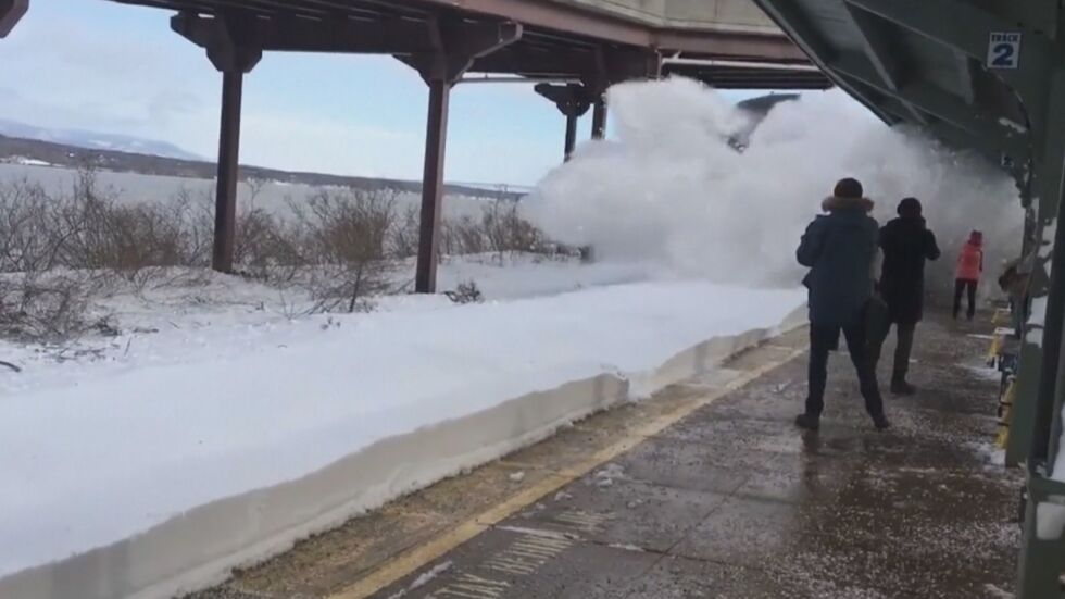 Да те опръска влакът… със сняг