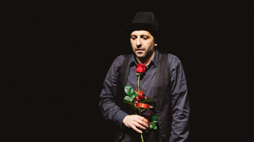 Обновеният театър „Азарян” отвори врати с моноспектакъл на Мариус Куркински