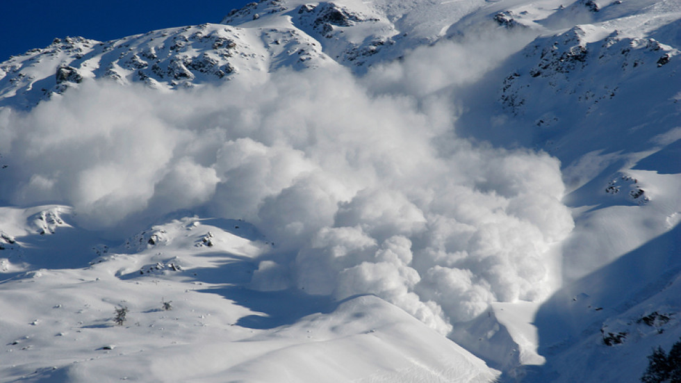 Под снега: Затрупани от лавина успяха да се спасят