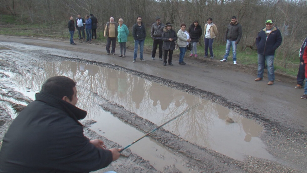 Жители на стражишкото село Виноград също протестират срещу дупките на пътя