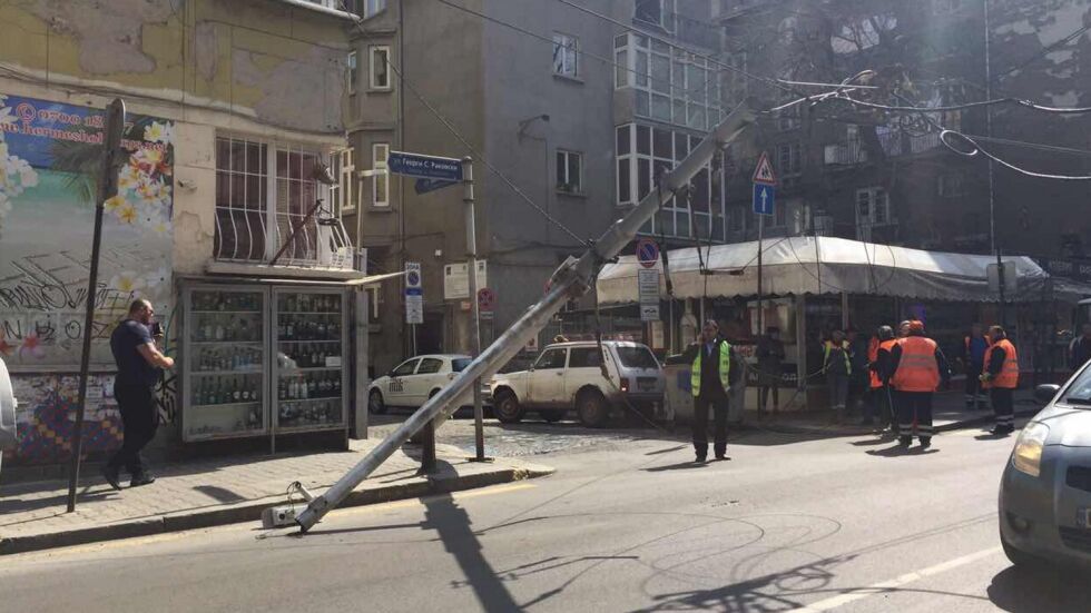 Стълб падна на ул. „Раковски” в София и блокира движението (СНИМКИ)