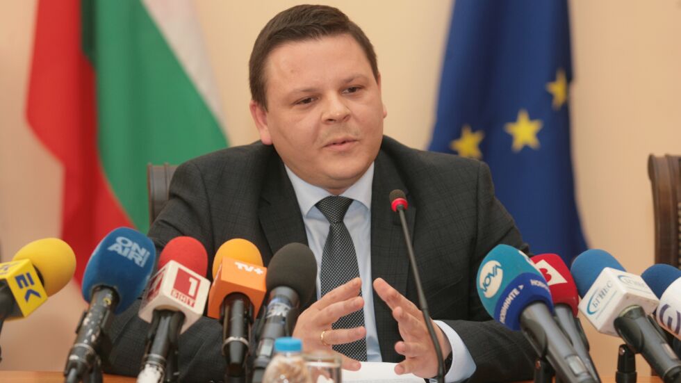 Служебният транспортен министър иска процедурата за концесия на летище "София" да бъде спряна
