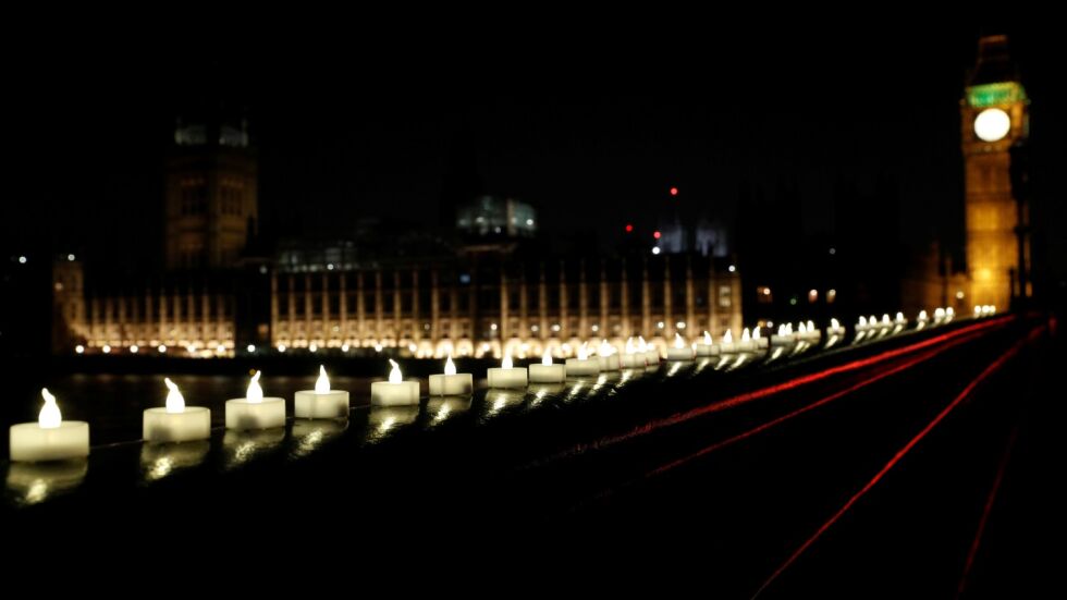 Лондончани почетоха жертвите на атентата с бдение (СНИМКИ, ВИДЕО)