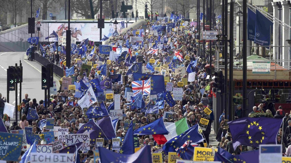 Хиляди на протест в Лондон срещу брекзит (ВИДЕО И СНИМКИ)