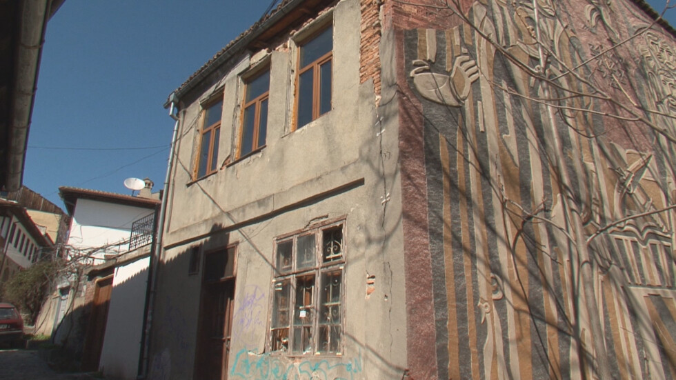 Рушаща се къща във Велико Търново застрашава десетки туристи и минувачи