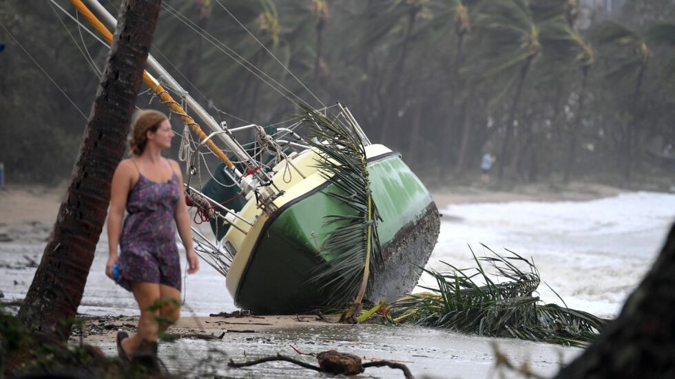 Австралия: Циклонът Деби отслабна, но остави след себе си опустошение