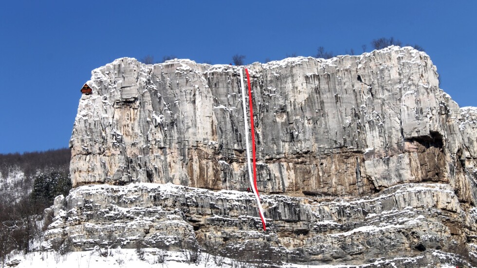 40-метрова мартеница украси скалите до Гара Лакатник
