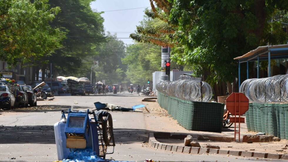 Трийсет убити и над 70 ранени при атаките срещу френското посолство в Буркина Фасо
