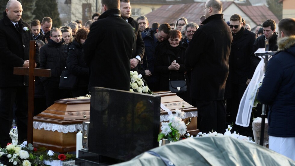 Убитият словашки разследващ журналист бе погребан в сватбения си костюм