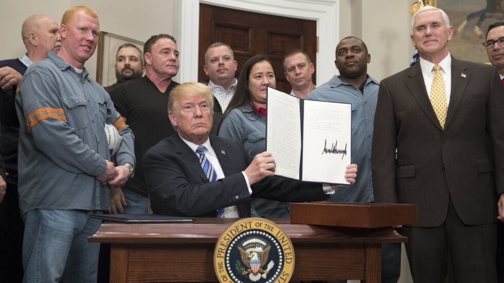 Доналд Тръмп подписа указа за вносните мита за стомана и алуминий