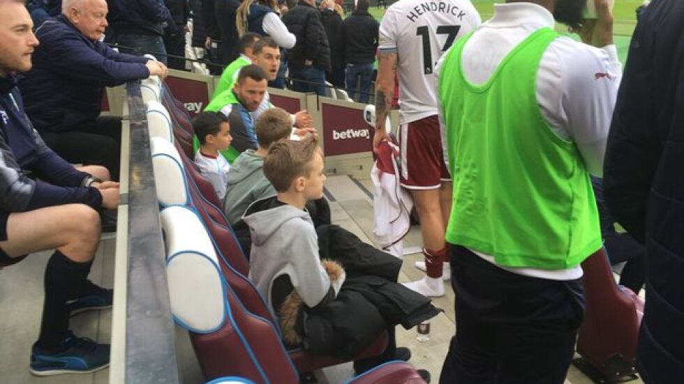 Футболистите на "Бърнли" спасявали деца на скамейката от фенове на "Уест Хем"