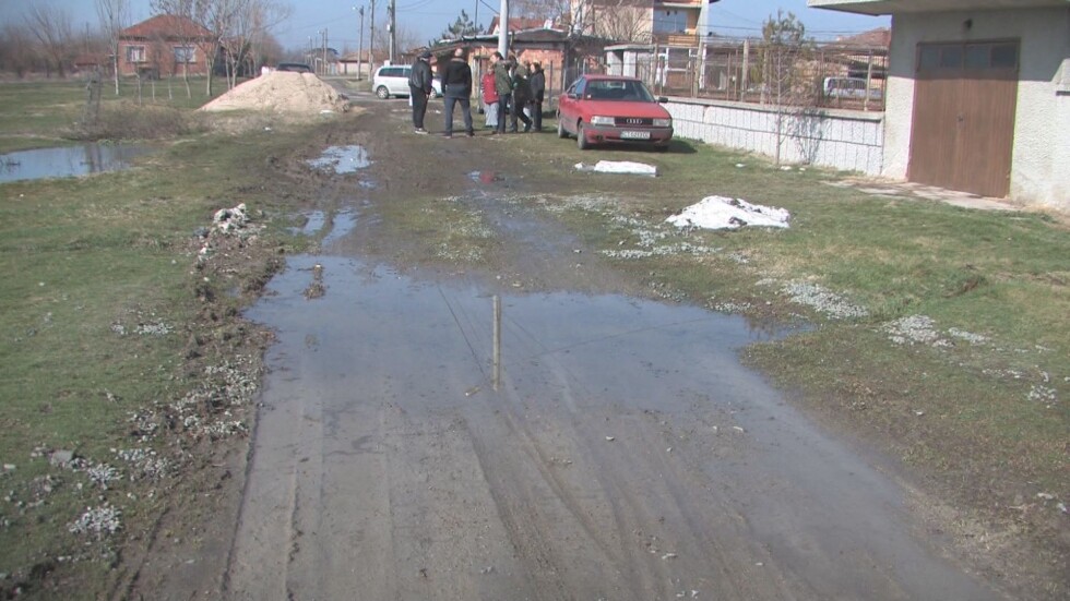 В Горно Ботево местните са принудени сами да настилат улицата до дома си 