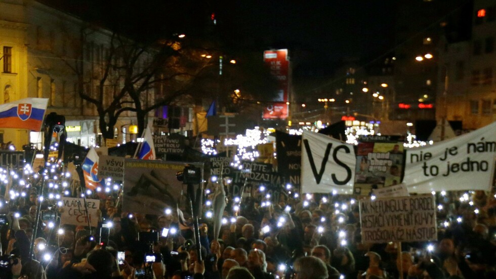Десетки хиляди словаци протестират въпреки смяната на премиера 