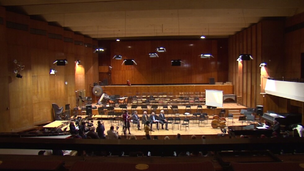 Най-голямата концертна зала в Пловдив тъне в мухъл и течове