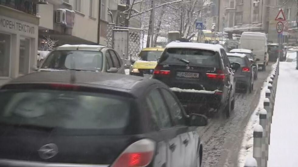 Затруднено движение в София заради снега