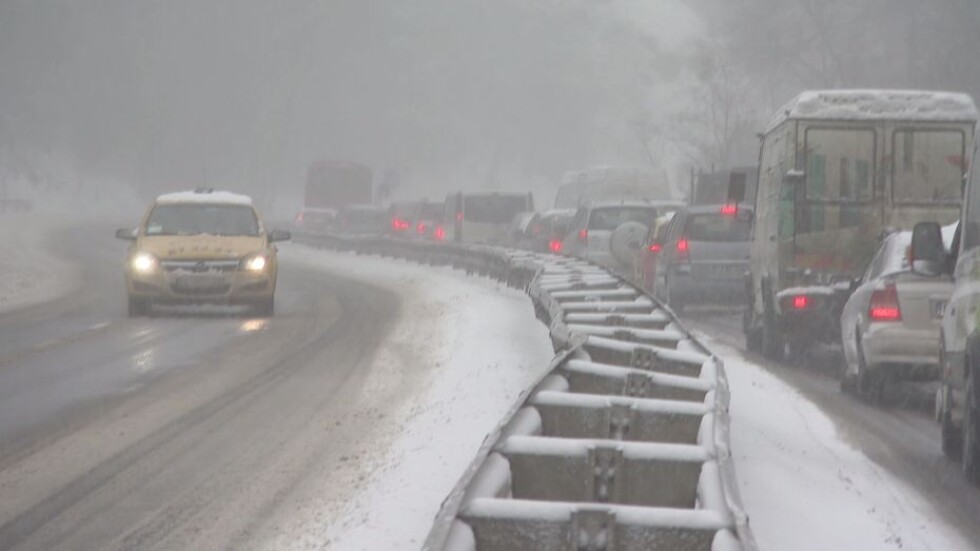 Зимни неволи: Аварии и катастрофи в снега предизвикаха тапи на пътя (ОБЗОР) 