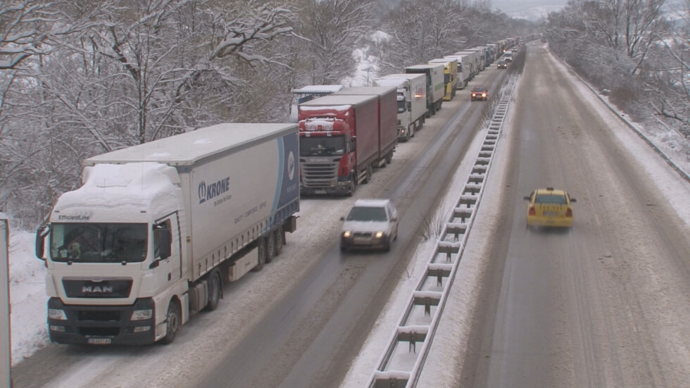 Нови снеговалежи и транспортни проблеми по пътищата и днес