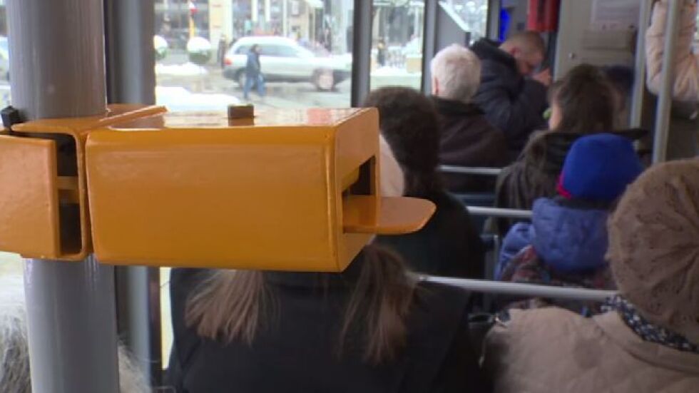 Мъж без билет напръска с лютив спрей контрольорки в столичен автобус