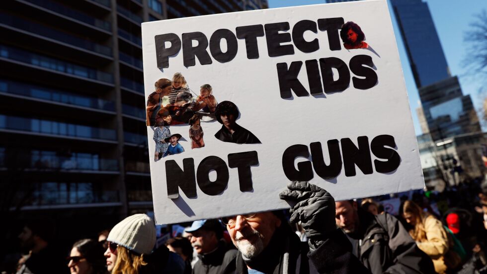 Масови протести с искане за по-строг контрол върху огнестрелните оръжия в САЩ
