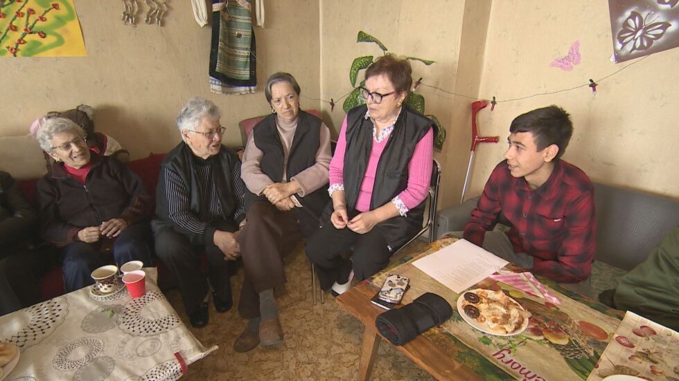 „Вярваме в доброто”: Доброволци гостуват на живеещите в дом за възрастни в Пловдив