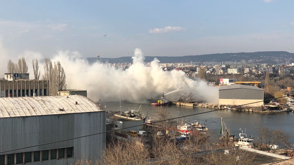 Пламна пристанището на корабния завод „Одесос” във Варна (ВИДЕО)