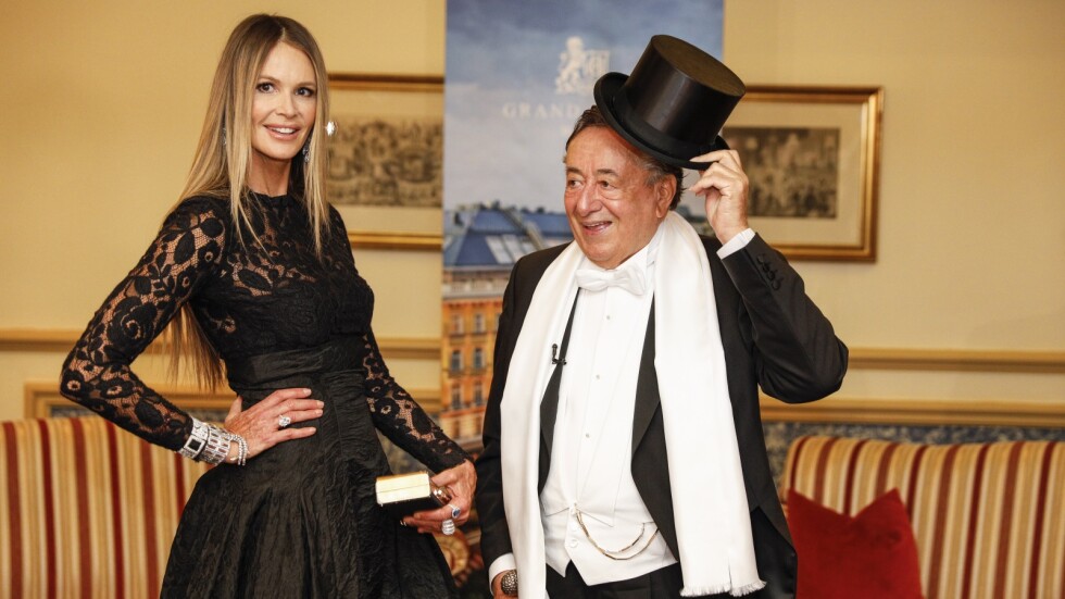 Ел Макферсън с рокля на българска дизайнерка на Виенския бал
