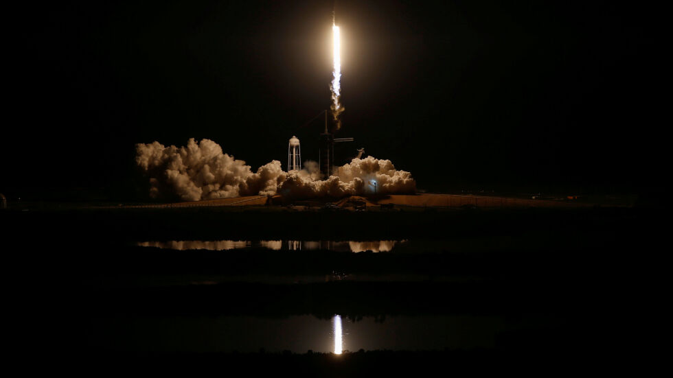 Историческa сделка: Руски космонавти ще могат да летят до МКС с кораба на SpaceX Crew Dragon