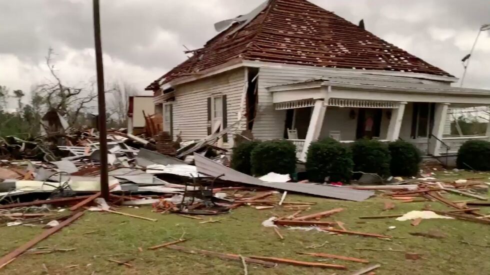 Торнадо взе жертви и рани десетки в щата Алабама (ВИДЕО и СНИМКИ)