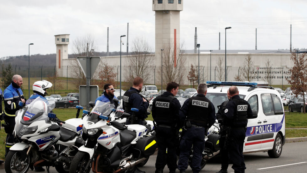 След 10-часова блокада: Заловиха затворника, ранил двама охранители във Франция