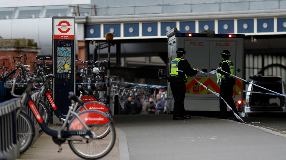 Три малки бомби са били изпратени до две летища и голяма жп гара в Лондон