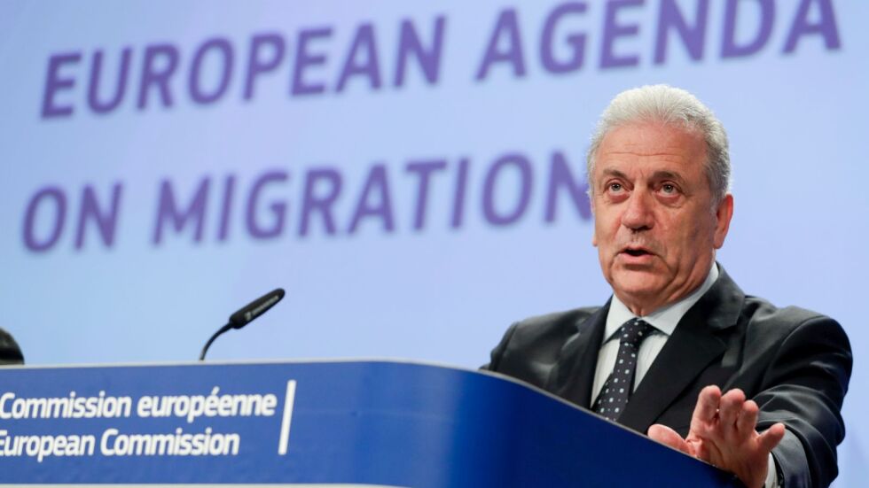 Еврокомисарят Аврамопулос: Кризата с мигрантите свърши 