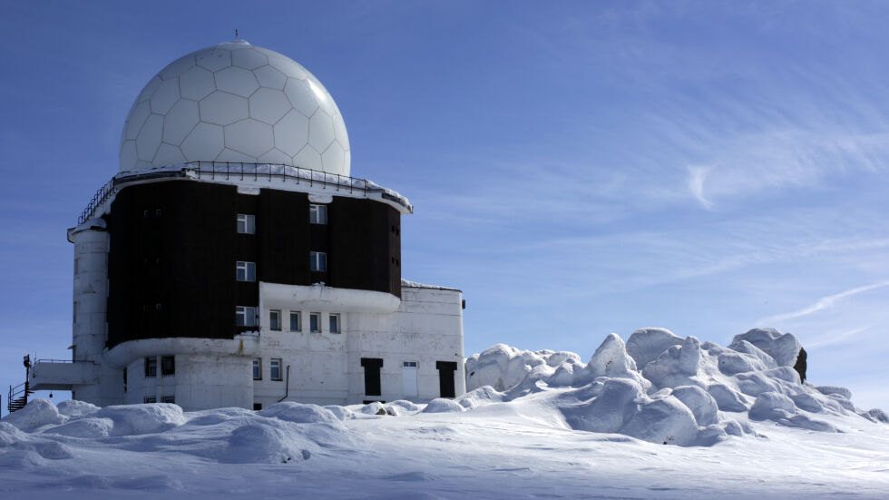 Снимка на деня: Радарната станция на Черни връх
