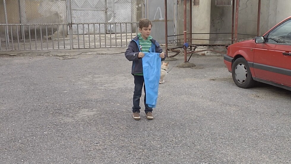 Дете от Сливен събира отпадъци, за да дарява за бездомни животни