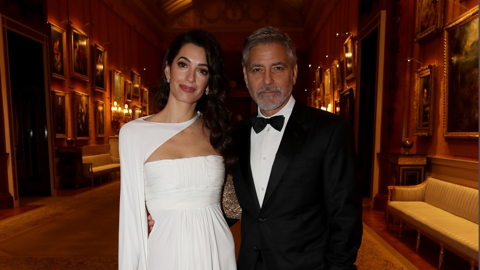 Амал Клуни е зашеметяваща в бяло на прием в Бъкингамския дворец