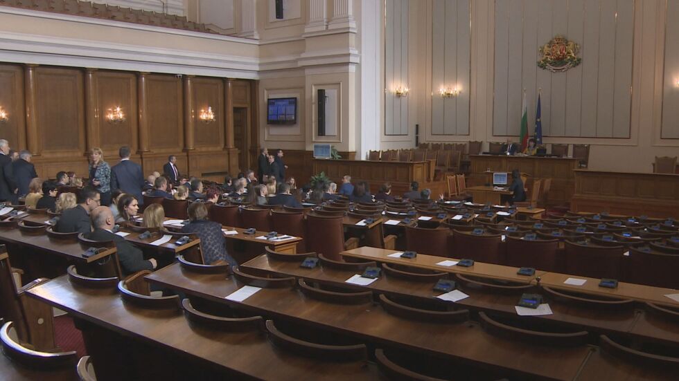 Депутатите на Марешки спасиха кворума в зала (ОБЗОР)