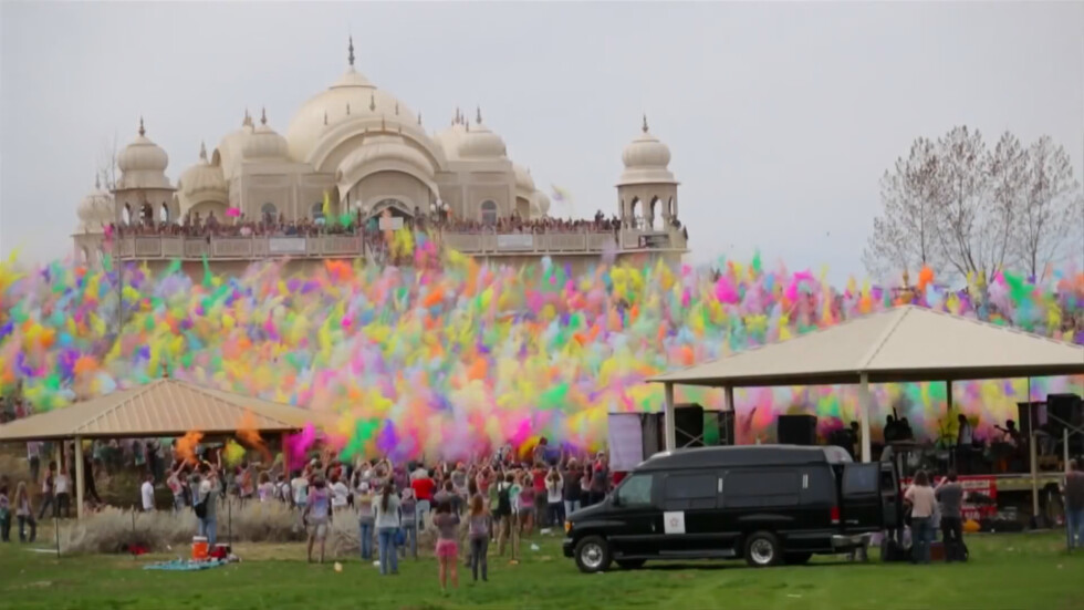 По света с Натали Трифонова: Фестивалът на цветовете в Индия 