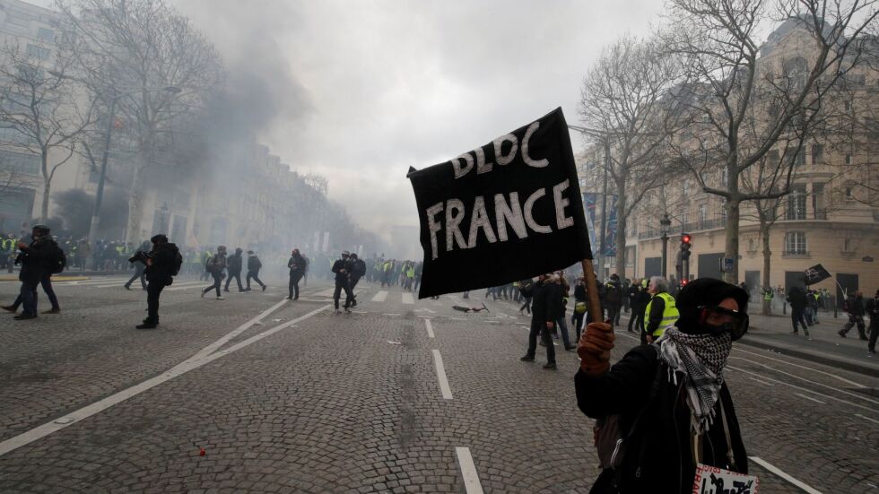 Сблъсъци и насилие на протеста на „жълтите жилетки“ в Париж (ВИДЕО)