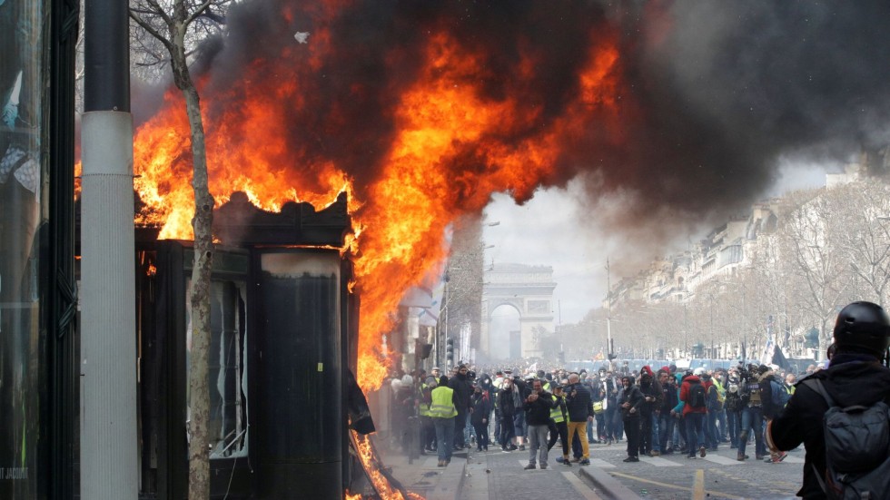 Демонстранти в Париж подпалиха банка и обраха магазини (ВИДЕО)
