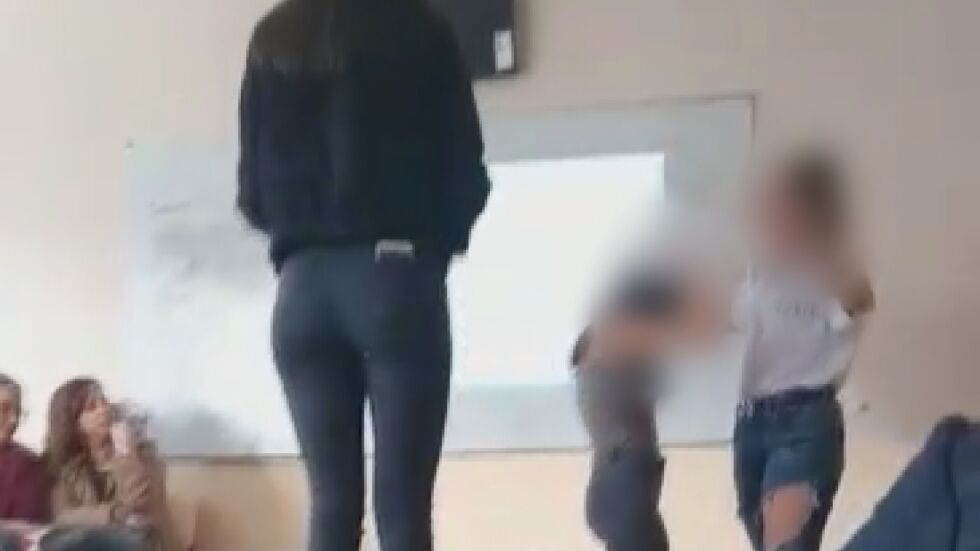 Скандал в столично училище: Ученици играят кючек, а учителката им пляска