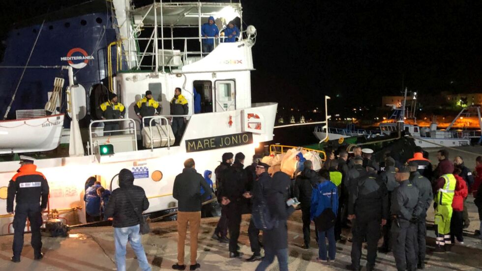 Италия отново спря хуманитарен кораб с мигранти